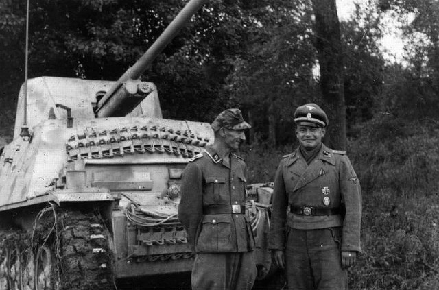 даже на чёрно-белом фото видно, что форма не чёрная.jpg